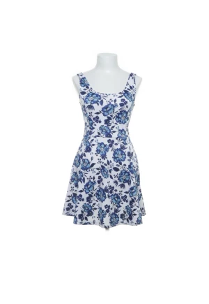 Blommig klänning - Superfin blåvit blommig klänning från HM💙 aldrig andvänd och säljer pga att den är för kort på mig(178) 