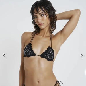 Jaded London Bikiniöverdel Med Nitar - Bikiniöverdel ifrån Jaded London, OANVÄND ”ONYX RUFFLE EDGE STUDDED TRIANGLE BIKINI TOP”  Storlek: UK 8 (S)  Ordinarie pris: 585kr