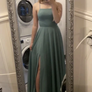 Balklänning  - Grön balklänning köpt på JJ’s house för 1100kr. Inbyggd inlägg i toppen och snörning i ryggen så man kan justera toppen. Använd en gång därav nyskick! 