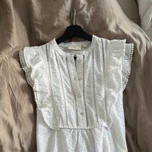 Vit tröja  - As fin tröja som man kan använda i sommar. Köpt i Polen, aldrig använd så därmed jättebra skick. Storlek 38, men passar 36-40. 