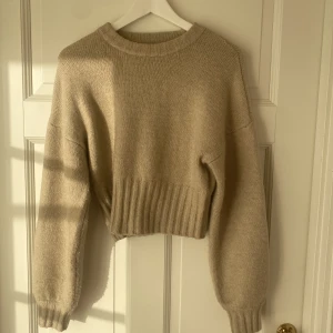Stickad tröja - Säljer denna stickade tröja från nakd. Inte använt så mycket så fint skick. 