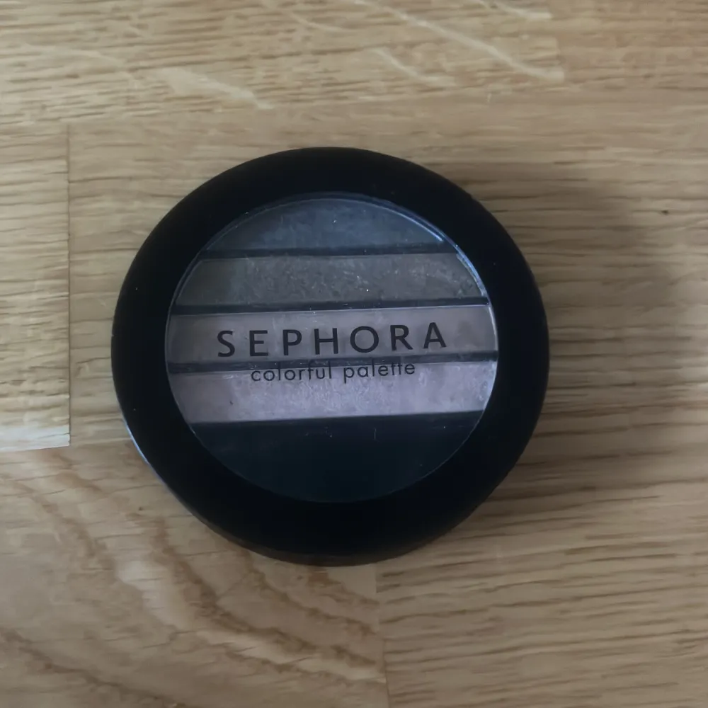 Den är ny,använd 2-3 gånger och är från sephora.. Accessoarer.