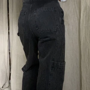 Mörkgrå cargobyxor - Mörkgrå cargobyxor/jeans. Storlek 32. Knappt använda