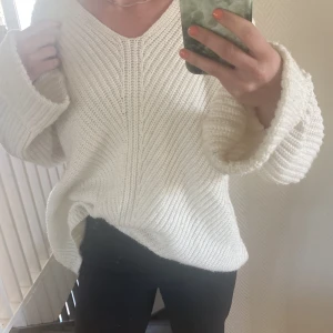 Oversize tröja - Älsklingatröjan!! Vit oversize tröja storlek XL. Vida ärmar och helt underbar under vår-och sommarkvällarna🌸