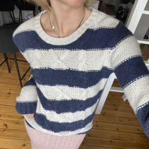 Randig stickad tröja - Så fin randig stickad tröja perfekt till sommaren! Storlek S!🥰