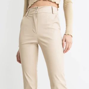 Skinnbyxor - De kända skinnbyxorna från madlady i beige! Stl S, bootcut 🤍