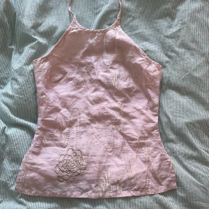 Jättefin rosa topp! - Rosa halterneck topp med fina broderier. Aldrig använd!
