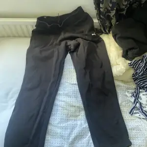 Ett par puma mjukisbyxor med vida ben i svart och två fickor 