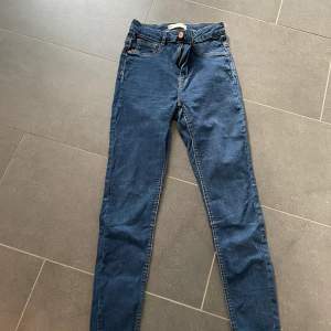 Fina jeans säljes för 100kr st.