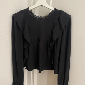 Zara topp  - Säljer denna superfina topp från Zara i stl S som aldrig är använd då jag har 2 likadana💓 Skulle säga att den sitter mer som en xs/xxs då det beror på hur kort man vill ha den💓