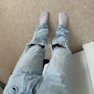 Ginas ljusblå jeans - Jättefina på, jag är 160 och byxorna passar perfekt. Jättefina för sommaren