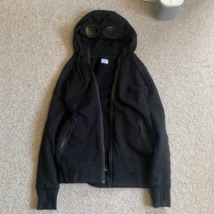 Cp company hoodie - Min cp company hoodie som jag inte använder längre och endast ser som en belastning i garderoben. (Låda o tags medföljer)