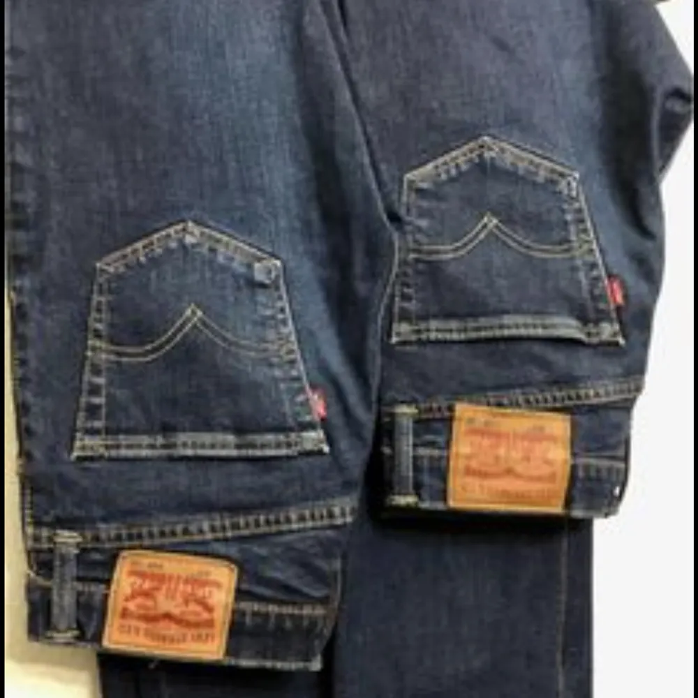 Två stycken snygga Levi's jeans byxor. Original-blåjeansen, med rak passform. De i storlek w ( bredd) 29 och L ( längd) 32. Byxorna är ganska nya och är denim utan stretch.. Jeans & Byxor.