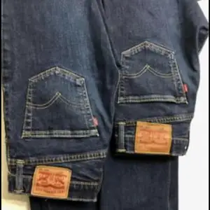 Två stycken snygga Levi's jeans byxor. Original-blåjeansen, med rak passform. De i storlek w ( bredd) 29 och L ( längd) 32. Byxorna är ganska nya och är denim utan stretch.