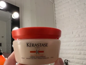Kerasatse Leave in kräm🤍 - Säljer denna nästintill oanvända Leave in kräm intill håret från kerasatse. Passar torrt och skadat hår super bra! Man behöver använda väldigt lite så den är väldigt dryg! Älskar mer kommer inte till använding