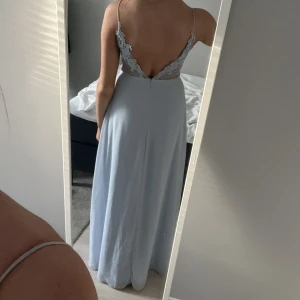 Balklänning  - Säljer min superfina balklänning från bubbleroom som ändats är använd en gång. Jag är ca 170 och den går ner till marken på mig med platta skor. Nypris 1299💕