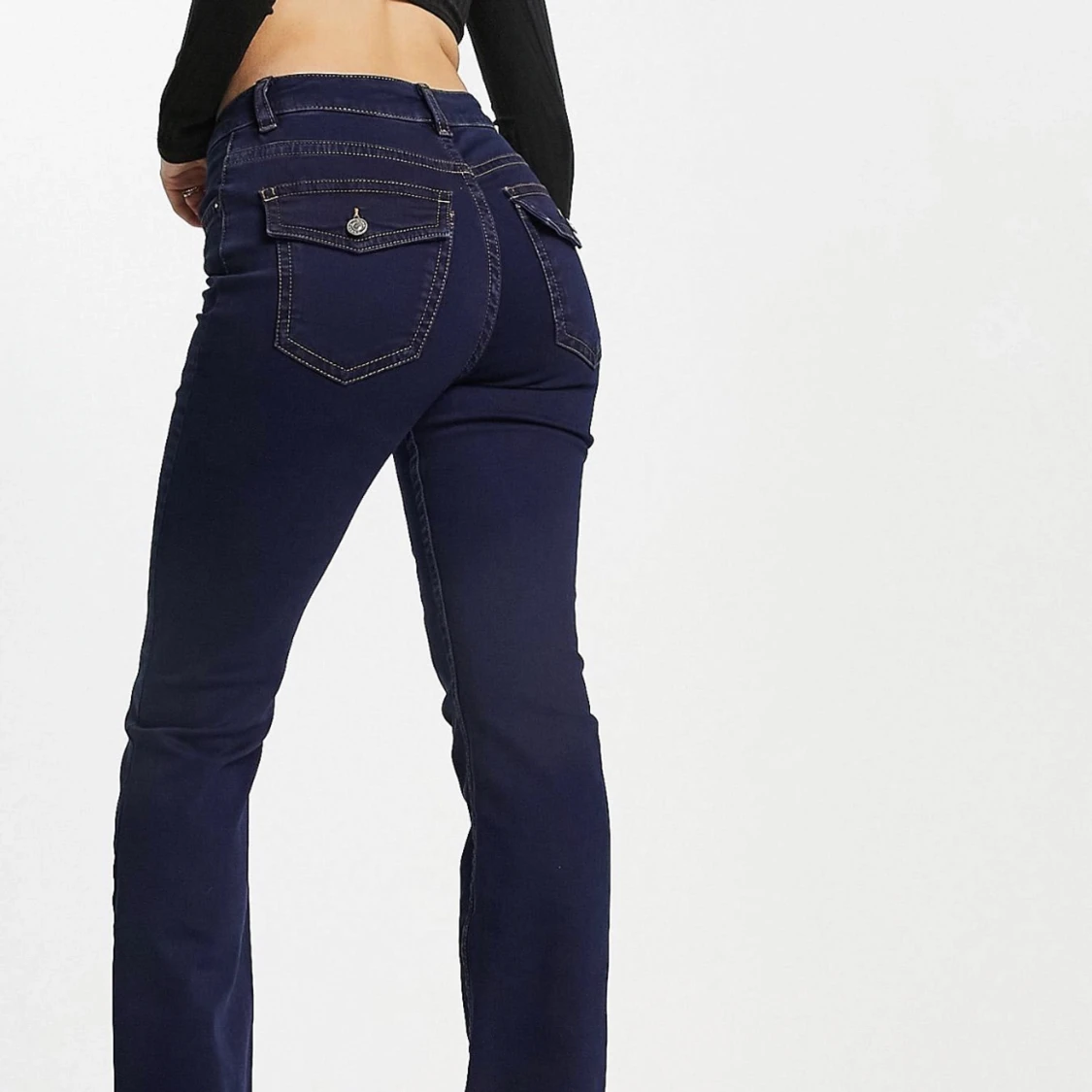 Asos design - utsvängda, lågmidja - 90