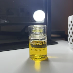 Olaplex olja  - Säljer en sparsamt använd hårolja från Olaplex då den inte passar mitt hår. 