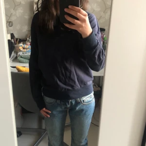 Sweatshirt  - Säljer en marinblå sweatshirt från SHEIN i strl. XS. Köpt sommaren 20 men aldrig använd, har de senaste åren legat i garderoben. Köparen står för frakten😇