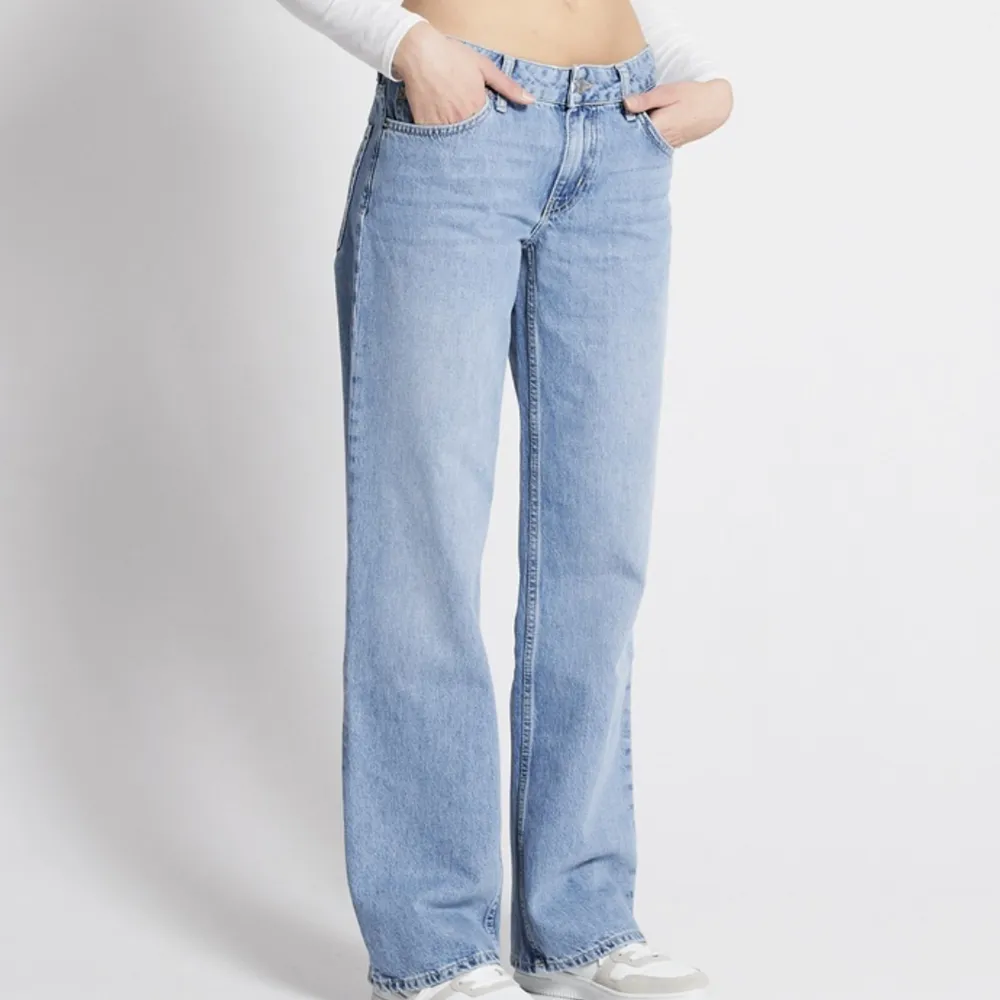 Säljer detta low waisted jeansen ifrån lager 157 i modellen low rider!  Använda 1 gång men säljer för jag har för många jeans. Storlek XS och jag brukar bära XS/S Nypris 400 Mitt pris 250 + frakt 🌸💓. Jeans & Byxor.