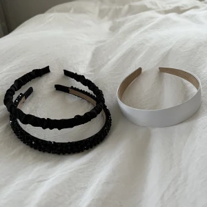 Didadm - Säljer denna oanvända diademen för 15kr styck, köparen står för frakten!! Båda svarta SÅLDA