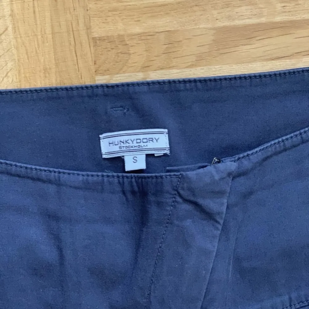 HunkyDory byxor  Marinblå  Använd 1 gång/ nyskick  . Jeans & Byxor.