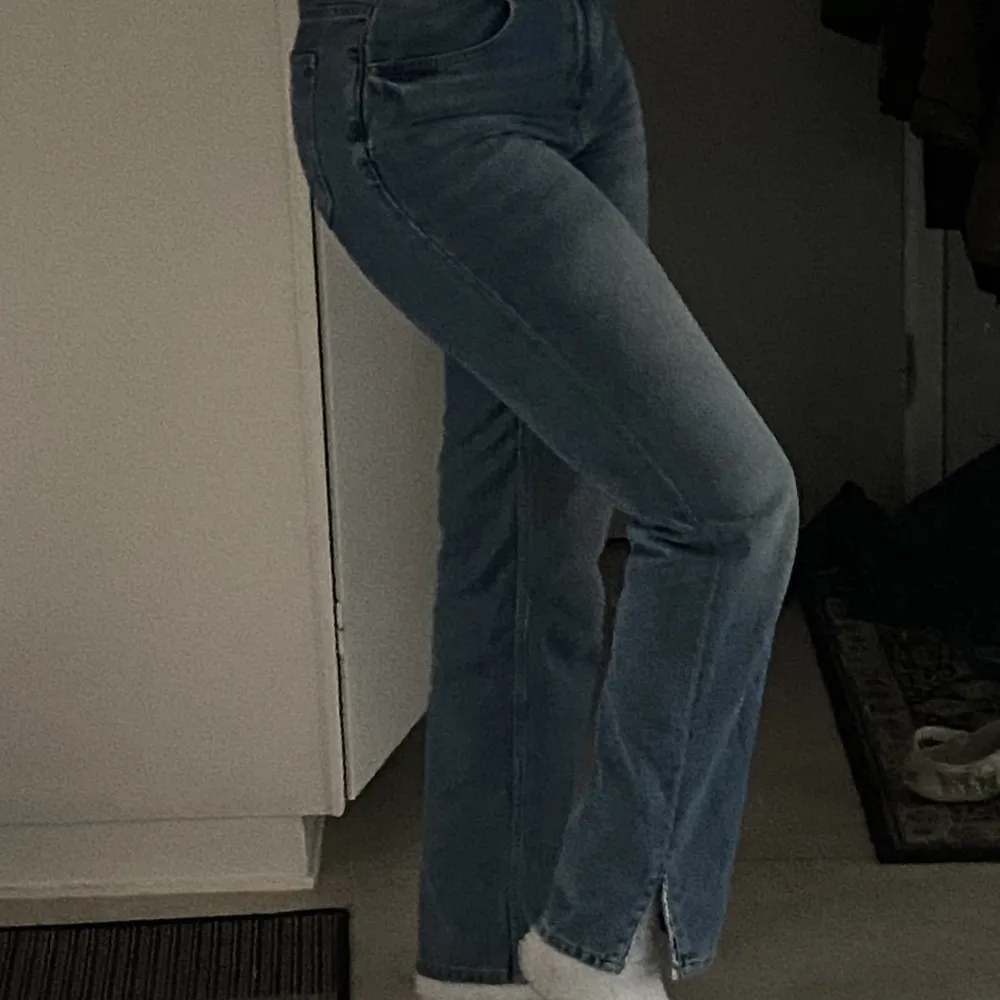 Jeans från Zara, köpta förra året och säljs nu för att de börjar bli små för mig i storleken. Har använts några gånger men är i bra skick. :). Jeans & Byxor.