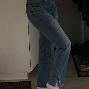 Jeans från Zara, köpta förra året och säljs nu för att de börjar bli små för mig i storleken. Har använts några gånger men är i bra skick. :)