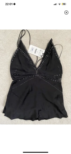 Zara topp - Lånade bilder! Jätte söt topp från zara med nitar! Säljer vidare då den inte passade💕 Prislappen är fortfarande kvar💕