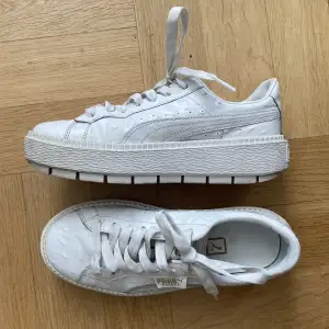 Puma Suede med platå. Älskar dem men tyvärr för små, så använda sparsamt. Tecken på användning finns men det går säkert att tvätta upp, jag har bara putsat upp dem med trasa. Har så mycket mer att ge! 