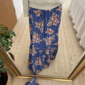 Långkjol - Lågmidjad långkjol med resår i midjan (går att ha lowaist och högre upp). Längden är ca 97 cm. 