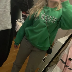 Skön tröja från Gina  - Skön tröja som inte är för tjock. Väldigt skön att ha på sommarkvällarna.☀️💗 Storlek M som sitter skönt och lite oversized. Jag säljer även fler fina plagg på profil.❤️