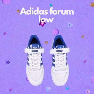 Adidas forum low 41 - Adidas forum low i storlek 41. Använda fåtal gånger och i fint skick, behövs torkas av lite bara <3 pris kan diskuteras