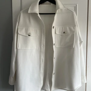 Tunn jacka - Vit tunn lite längre jacka. Strl 36. 50 kr. Köparen betalar frakten och betalning sker endast via swish 🤍