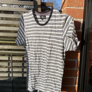 Randig pyjamas - Blåvit-randig pyjamaströja från Hampton Republic, storlek S. Säljes i befintligt skick.