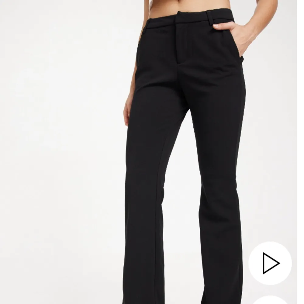 Kostymbyxor från nelly märke only köptes för 400 + frakt 🫶🏻. Jeans & Byxor.