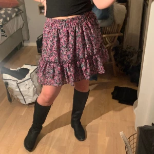 Rosa blommig kjol - Säljer min blommiga kjol i storlek s 