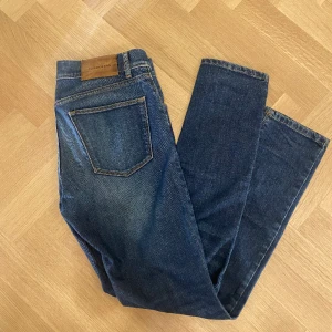 Jeans J.Lindeberg  - Hej! Säljer nu mina Jeans från märket J.Lindeberg , storlek 30 fint skick. Varan är givetvis äkta. Modellen är 180cm och väger 70kg Tveka inte på att höra av dig om du har frågor eller funderingar kring varan!