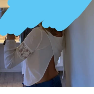 Blus med öppenrygg - Säljer min jätte fina blus för den tyvärr va förliten.  Pris går att diskutera vid snabb affär 