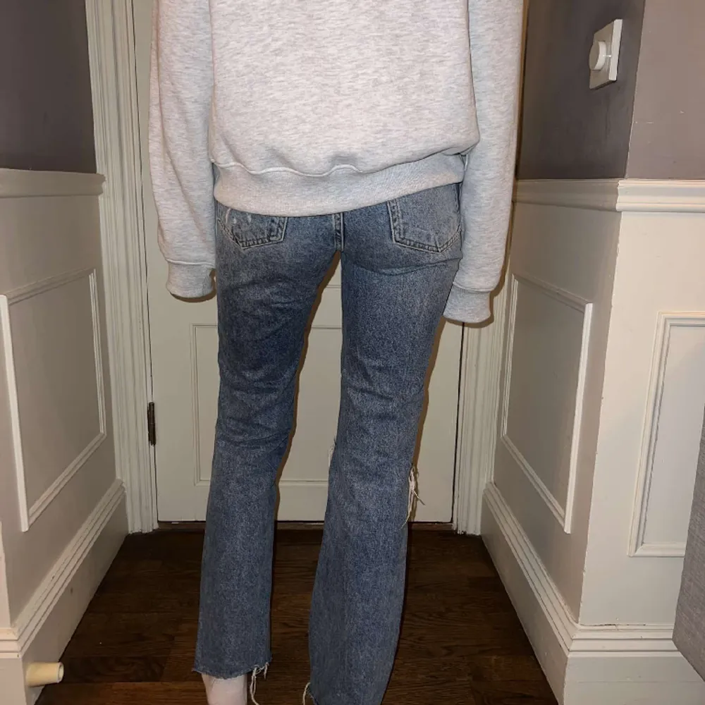 Säljer dessa jeans med slitningar. Använda väldigt sparsamt🌷. Jeans & Byxor.