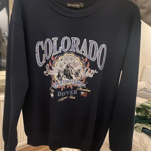 Sweatshirt - Snygg, trendig collage-sweatshirt som köptes för några år sedan men som inte kommit till användning 🤩