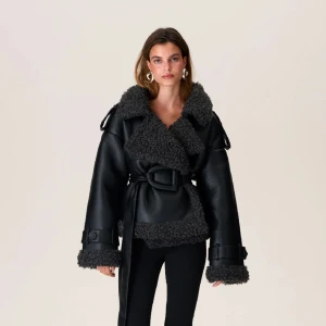 Adoore jacka  - Adoores superfina slutsålda “Manchester jacket” i stl. XS. Säljes helt oanvänd med lapp kvar då jag ångrade mig och köpte den långs varianten men det var försent att retunera denna🌹 Köparen står för frakt🫶🏼