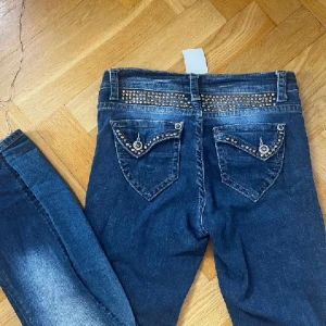 Bootcut jeans - Säljer dessa fina omsydda till bootcut jeansen pga att dom var för små. Dom är i st 26 skulle säga att dom kanske passar xs. Det är lånade bilder