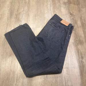 Säljer denna gång ett par fina J.lindeberg jeans i straight passform. Har absolut inga defekter. Storlek 32, bara att höra av sig om du har frågor!