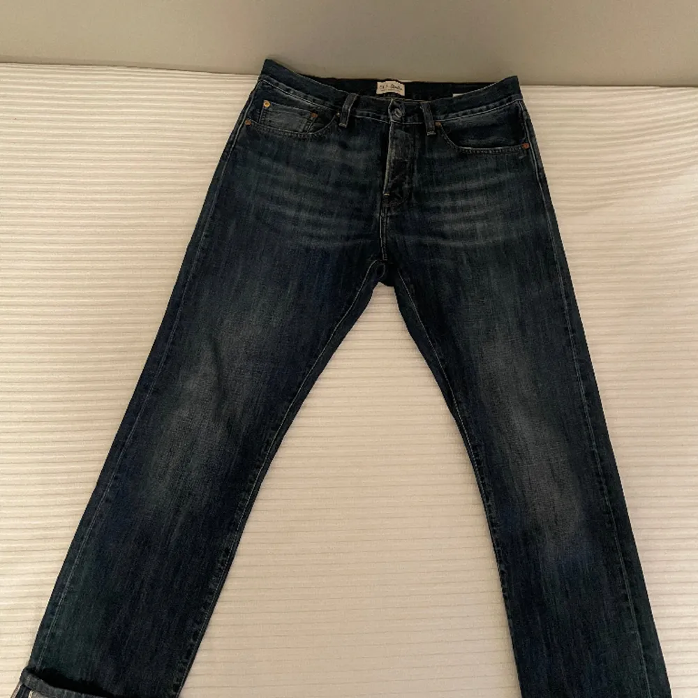 Premium jeans med selvage gjorda av ett svenskt märke i Italien.   Benlängd: 78 cm Midja: 33 tum Pris: 400 Nypris: runt 2200  Modell: M7 Tapered SLV Tvätt: Rinsed Material: 100% bomull. Jeans & Byxor.