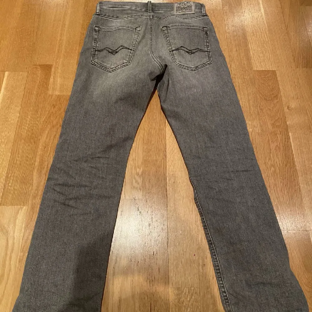 Säljer nu mina gråa Reaplay jeans. Model thad i storleken 150cm 12år. Toppskick andvända cirka 6-7 gånger så de är som nya. Möts ej upp men fraktar och kan hämtas upp. Nypris 750kr köpta från kidsbrand store⚡️🤝. Jeans & Byxor.