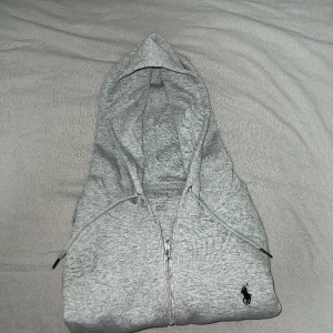 Polo Ralph Lauren  - Knapp använd polo tröja då den vart för stor på mig. Fler bilder finns vid begäran.   Priset går att diskuteras 