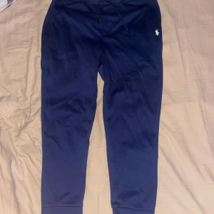 polo byxor tracksuit byxor - Navy blå polo tracksuit byxorna storlek L säljes pga passformen på mig aldrig använt förutom testat, har bara ruttnat i garderoben kom dm för mer info