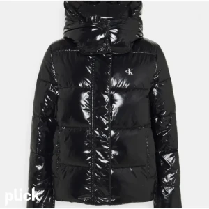 Calvin Klein jacka - Säljer denna fina Calvin Klein jackan! Endast använd en halv vinter, säljs då jag har en annan. Den är som i nyskick, inga skador eller något. Köpt för 2200, säljer för 1500, skriv vid intresse eller frågor🤍