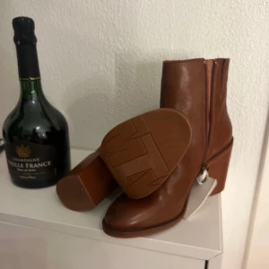 Tommy hilfiger klackar (helt nya) - Aldrig använda bara provade. Exklusiva o snygga. Säljer pga att dem va lite små till mig. Snygga till ett par ljusa jeans o trenchcoat. Nypris 1800.